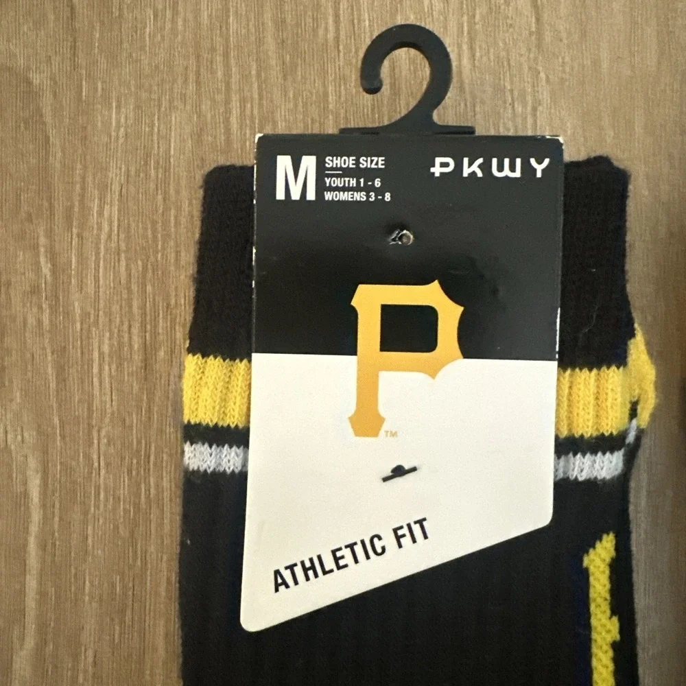 Pittsburgh Pirates Buccos‎ MLB Crew Socks 2 Pr Athletic Fit Med Y1-6,W3-8 NEW